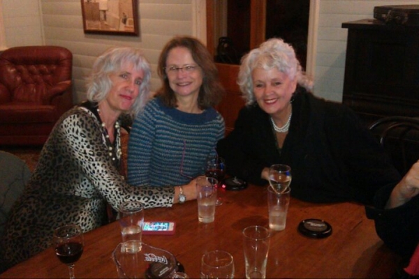 Jen, Sue, Lynne pub